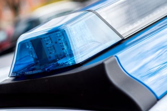 Blaulicht eines Polizeiautos (Symbolbild): Die Polizei sucht in Neumünster nach einem flüchtigen Psychiatrie-Patienten.