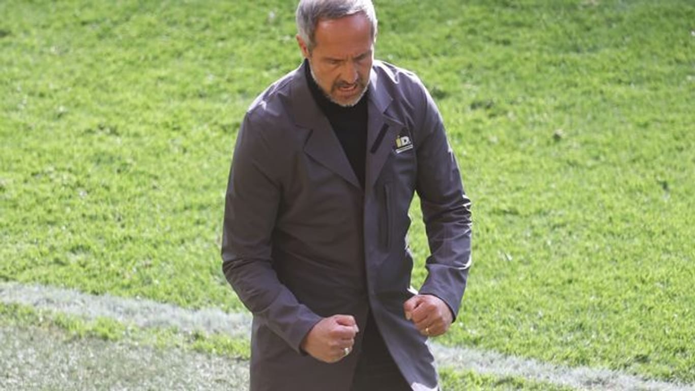 Richtet seine ganze Konzentration auf das Spiel gegen Wolfsburg: Eintracht-Coach Adi Hütter.