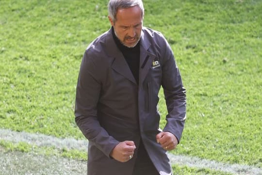 Richtet seine ganze Konzentration auf das Spiel gegen Wolfsburg: Eintracht-Coach Adi Hütter.
