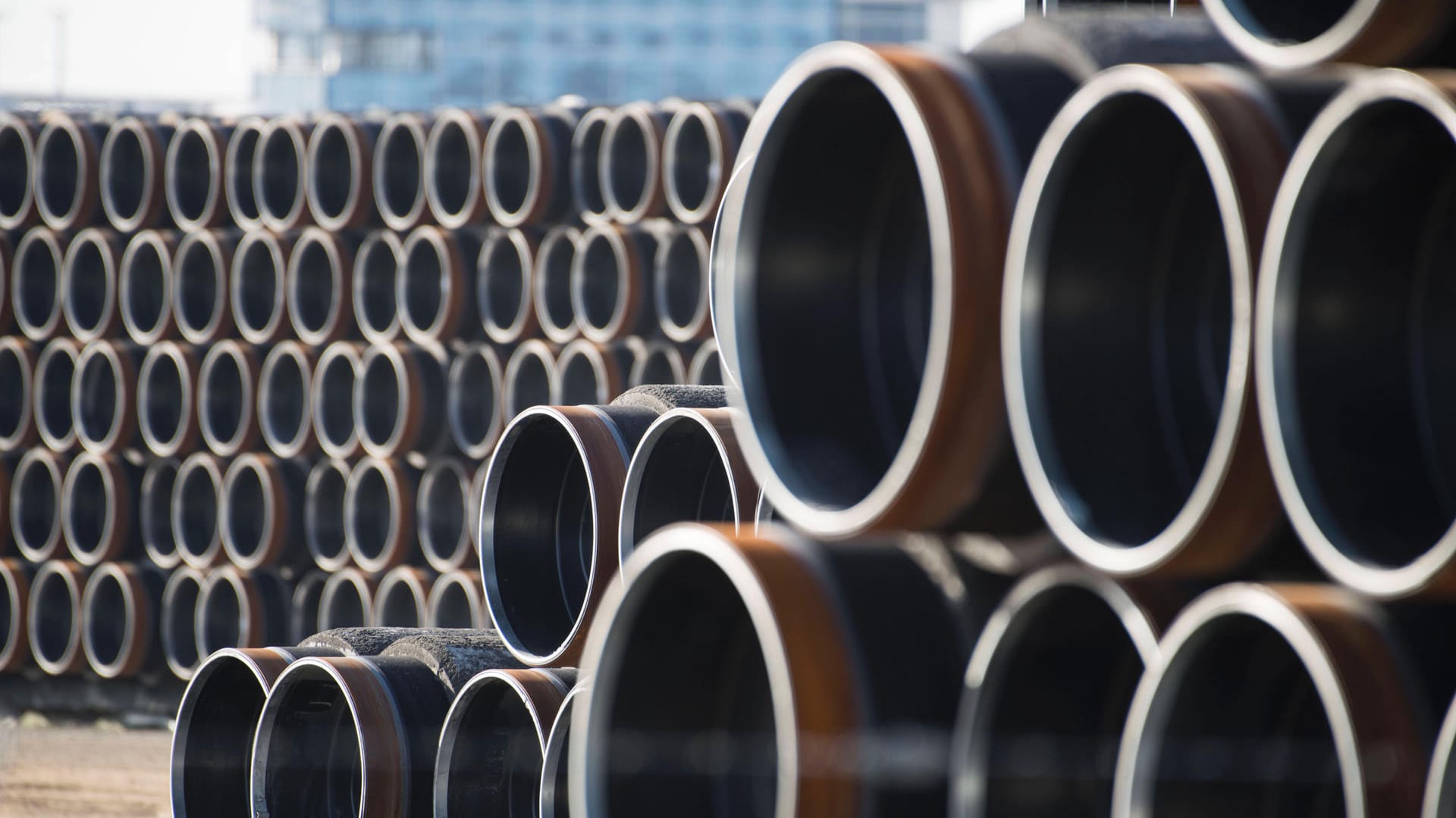 Pipeline-Röhren für den Transport von Erdgas: Nach Angaben Russlands wollen die beteiligten Partner die Pipeline Nord Stream 2 fertig bauen. Pipeline-Röhren für den Transport von Erdgas: Nach Angaben Russlands wollen die beteiligten Partner die Pipeline Nord Stream 2 fertig bauen.