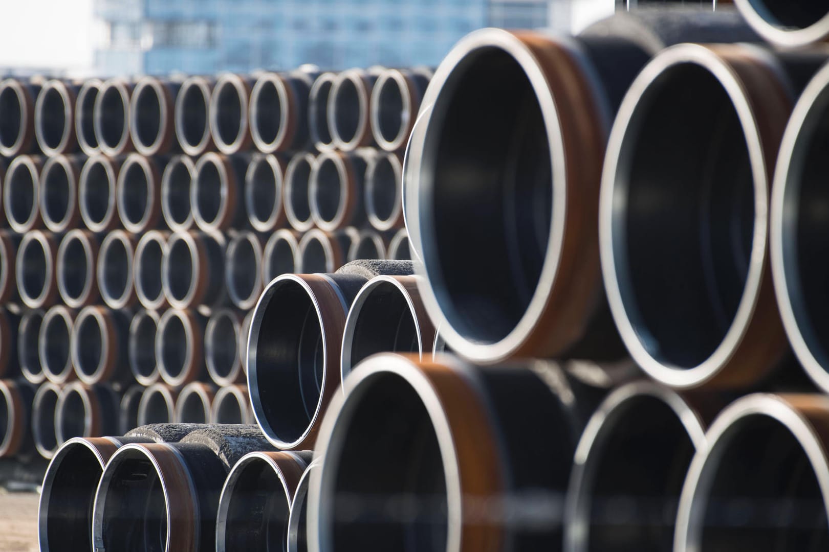 Pipeline-Röhren für den Transport von Erdgas: Nach Angaben Russlands wollen die beteiligten Partner die Pipeline Nord Stream 2 fertig bauen.