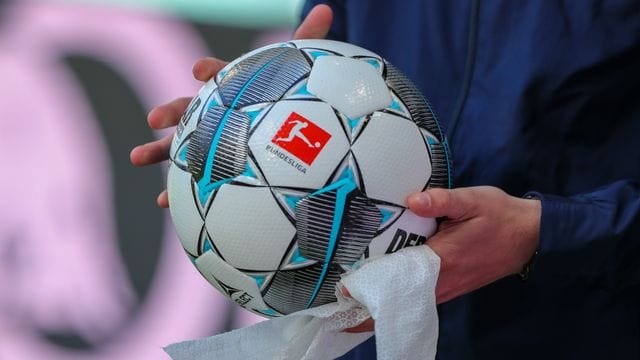 Die angespannte Corona-Lage stellt den Profi-Fußball im Saisonendspurt vor viele Probleme. Die angespannte Corona-Lage stellt den Profi-Fußball im Saisonendspurt vor viele Probleme.