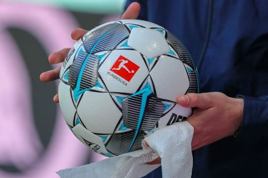 Die angespannte Corona-Lage stellt den Profi-Fußball im Saisonendspurt vor viele Probleme.