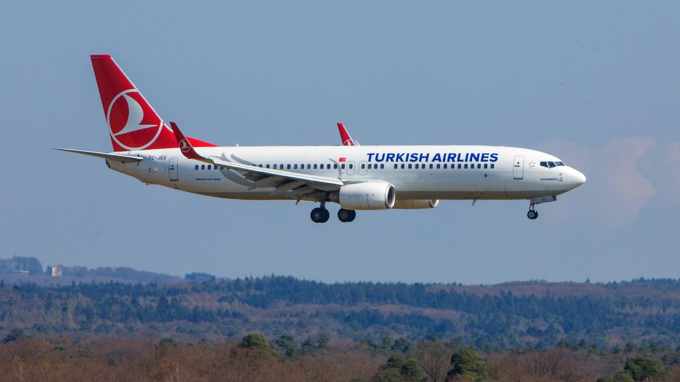 Ein Flugzeug von Turkish Airlines beim Flughafen Köln/Bonn (Archivbild): Im Sommer will die Fluggesellschaft zahlreiche zusätzliche Ziele in der Türkei anfliegen.
