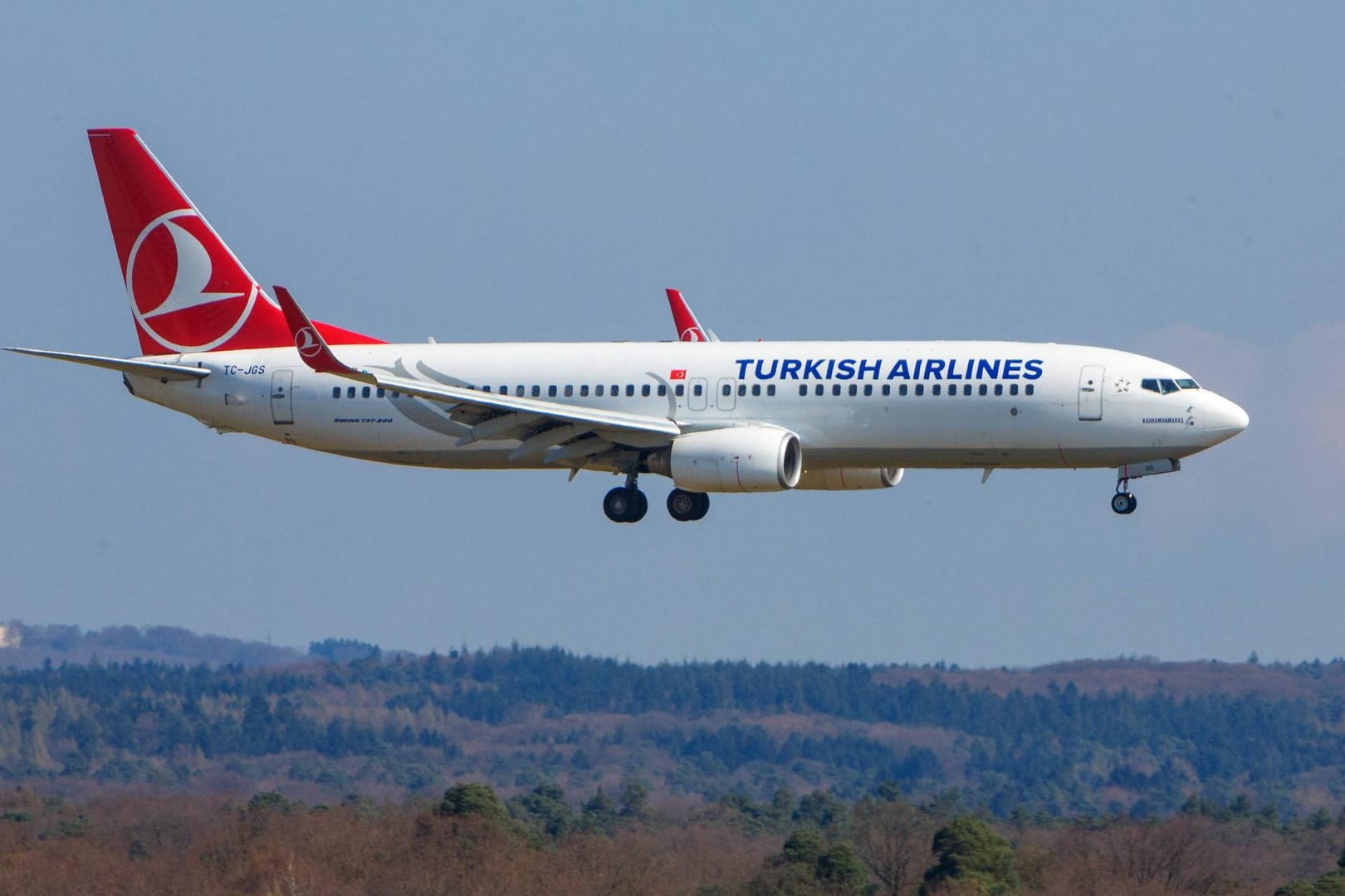 Ein Flugzeug von Turkish Airlines beim Flughafen Köln/Bonn (Archivbild): Im Sommer will die Fluggesellschaft zahlreiche zusätzliche Ziele in der Türkei anfliegen.