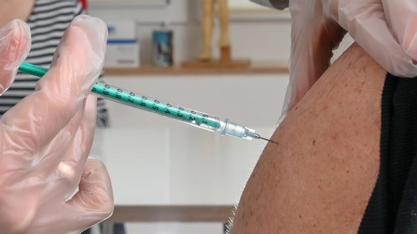 Eine Impfung in einer Hausarztpraxis in Brandenburg.
