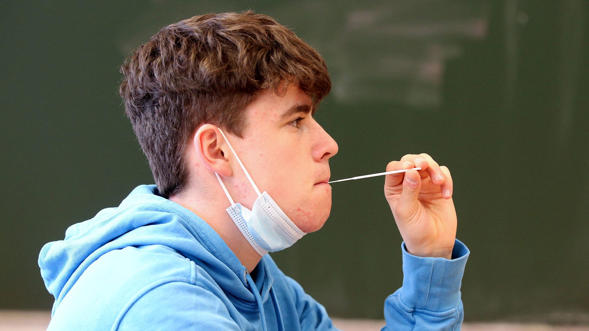 Schüler beim Corona-Test mit der Lolli-Methode (Symbolbild): Nach den Osterferien soll es die Testmöglichkeit für alle Kölner Schüler geben.