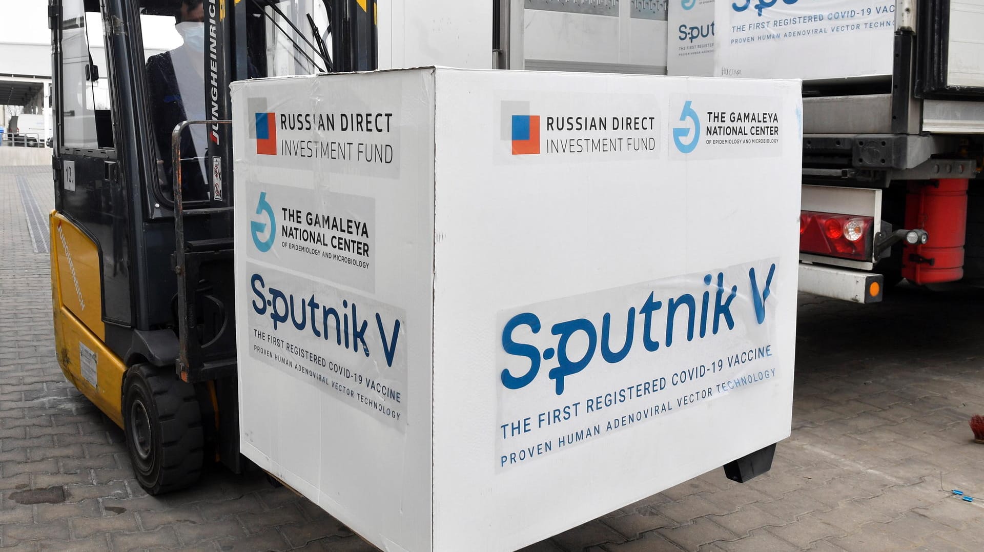 Eine Lieferung Sputnik V in Ungarn: Einige EU-Länder haben – trotz fehlender EU-Zulassung – den russischen Corona-Impfstoff gekauft. Eine Lieferung Sputnik V in Ungarn: Einige EU-Länder haben – trotz fehlender EU-Zulassung – den russischen Corona-Impfstoff gekauft.