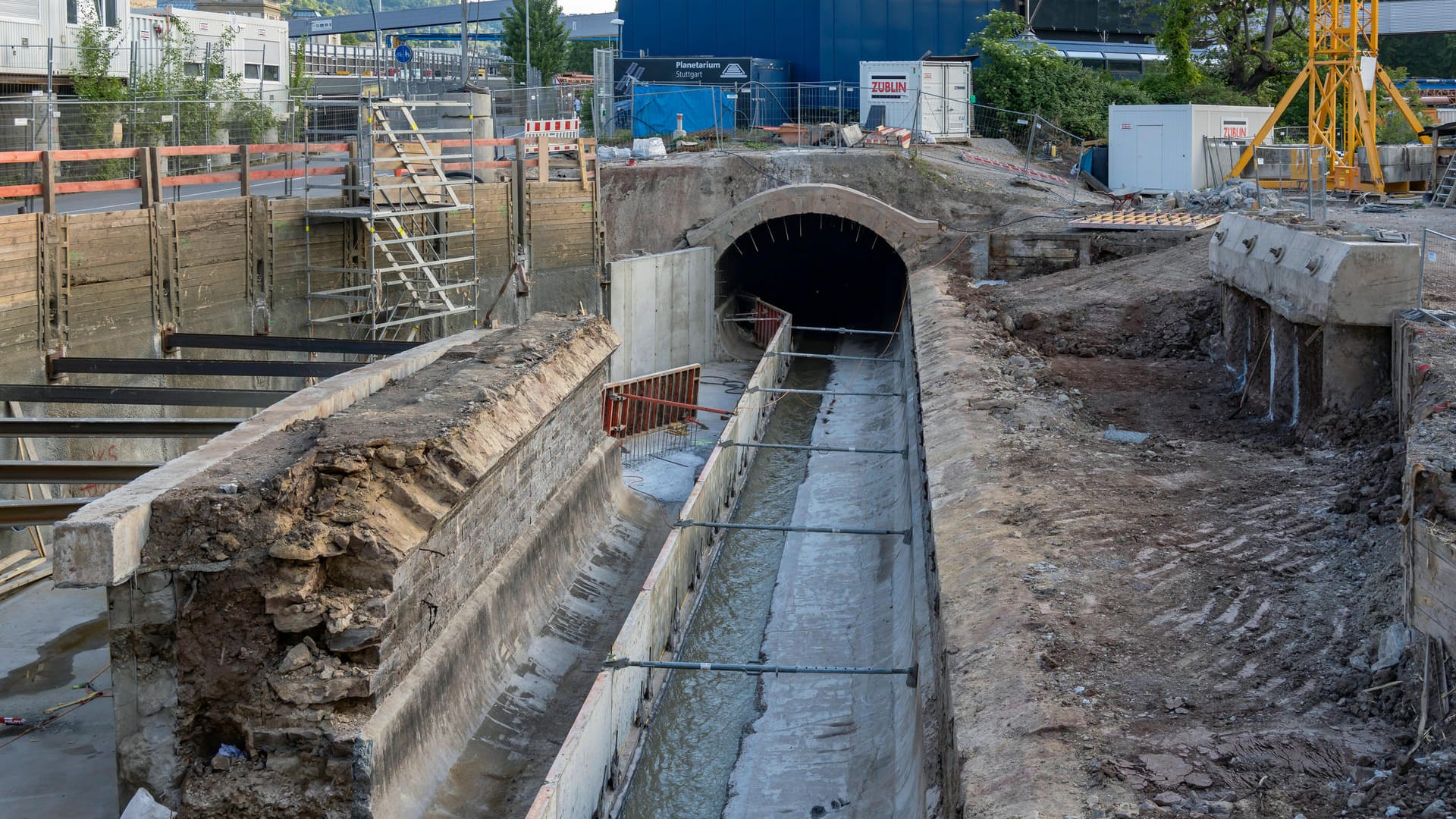 Eine Baustelle im Rahmen des Projekts "Stuttgart 21": Vorübergehend ist der Nesenbach sichtbar – nun soll er teilweise dauerhaft an der Oberfläche fließen.