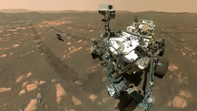 "Perseverance" (r.) neben dem Mini-Hubschrauber "Ingenuity" auf dem Mars: Der Nasa-Rover hat auf dem roten Planeten ein Foto von sich selbst geschossen.