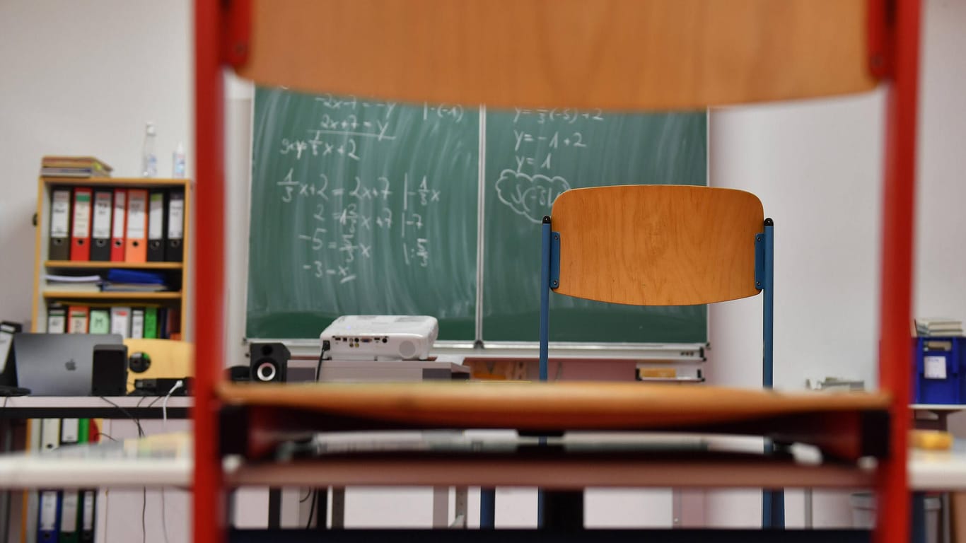 Ein leeres Klassenzimmer (Symbolbild): Die Schulen in Nordrhein-Westfalen machen ab Montag wieder dicht.