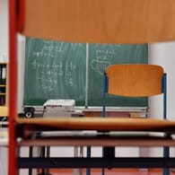 Ein leeres Klassenzimmer (Symbolbild): Die Schulen in Nordrhein-Westfalen machen ab Montag wieder dicht.