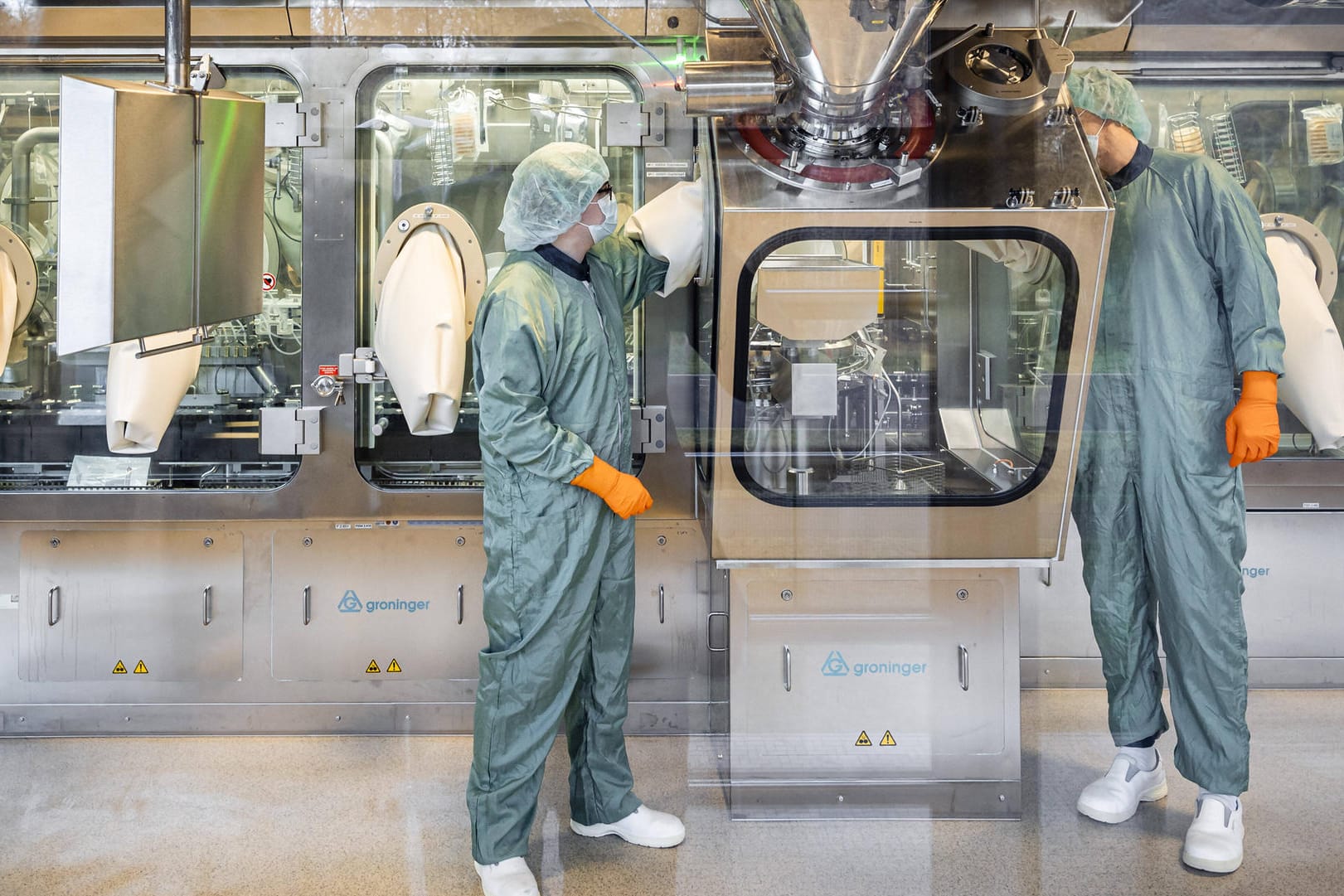 Mitarbeiter des Unternehmens IDT Biologika in Dessau: Der Impfstoff-Produzent verhandelt mit dem russischen Staatsfonds über Sputnik V.
