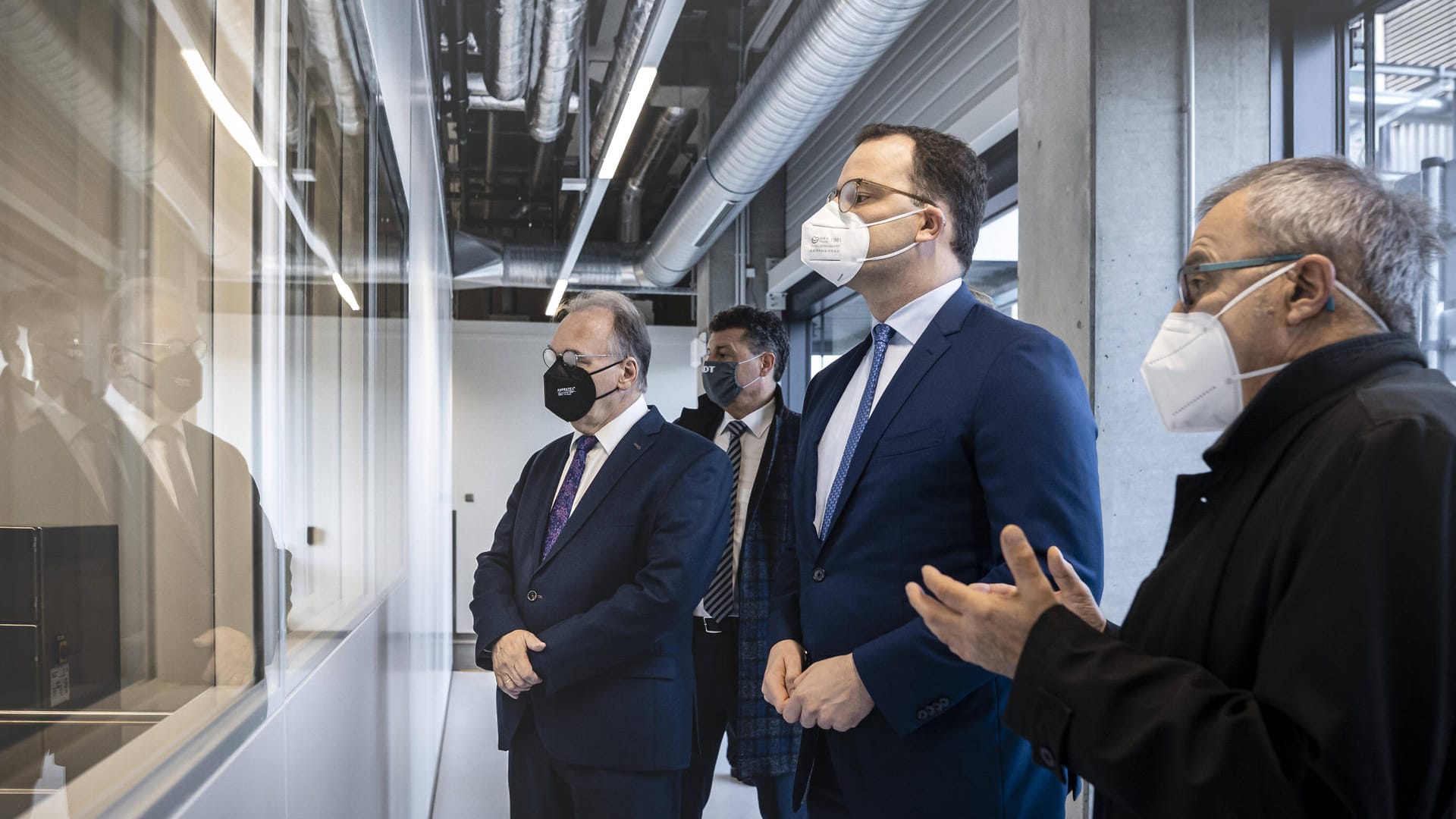 Sachsen-Anhalts Ministerpräsident Reiner Haseloff und Bundesgesundheitsminister Jens Spahn (v. l., beide CDU) besuchen IDT Biologika in Dessau: Die Politik hofft auf die Impfstoff-Experten.