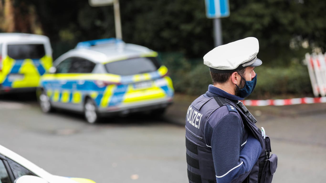 Polizist im Einsatz (Symbolbild): Mit zahlreichen Beamten will die Polizei die Beerdigung eines Clan-Mitglieds in Leverkusen überwachen.