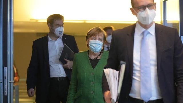 Berlins Regierender Bürgermeister Michael Müller (r), Kanzlerin Angela Merkel (M) und Bayerns Ministerpräsident Markus Söder nach der letzten Bund-Länder-Runde. Berlins Regierender Bürgermeister Michael Müller (r), Kanzlerin Angela Merkel (M) und Bayerns Ministerpräsident Markus Söder nach der letzten Bund-Länder-Runde.