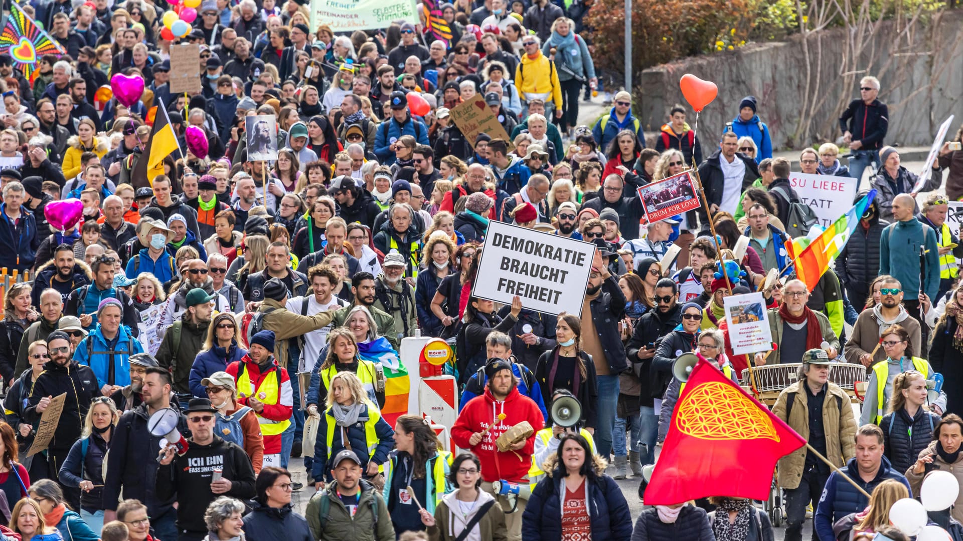 Demo-Teilnehmer protestieren am Karsamstag in Stuttgart gegen die Corona-Maßnahmen (Archivbild): Viele von ihnen hatten sich nicht an die Pandemie-Auflagen gehalten. Demo-Teilnehmer protestieren am Karsamstag in Stuttgart gegen die Corona-Maßnahmen (Archivbild): Viele von ihnen hatten sich nicht an die Pandemie-Auflagen gehalten.