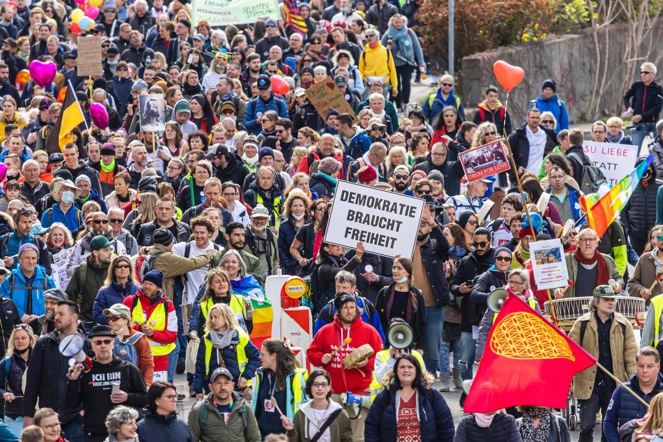 Demo-Teilnehmer protestieren am Karsamstag in Stuttgart gegen die Corona-Maßnahmen (Archivbild): Viele von ihnen hatten sich nicht an die Pandemie-Auflagen gehalten.