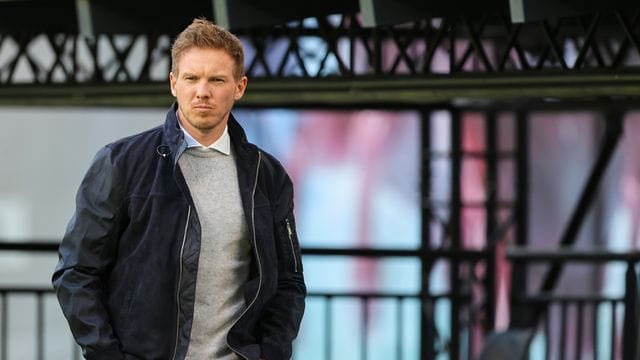 Leipzigs Trainer Julian Nagelsmann rüffelte seinen Spieler Angeliño. Leipzigs Trainer Julian Nagelsmann rüffelte seinen Spieler Angeliño.