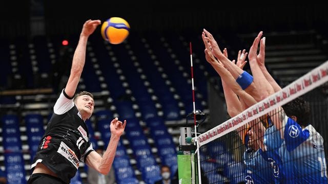 Pierre Pujol (l) von den Berlin Volleys beim Schmettern.