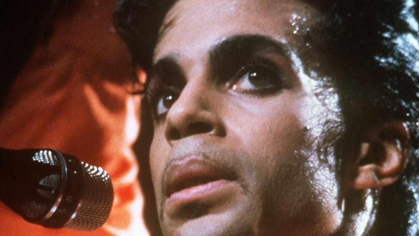 Musiker Prince während eines Auftritts im Frankfurter Waldstadion in den 1980er Jahren.