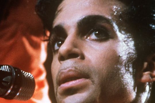 Musiker Prince während eines Auftritts im Frankfurter Waldstadion in den 1980er Jahren.