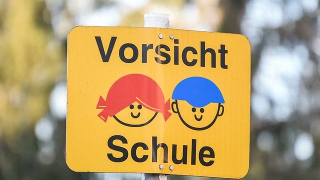 Die Kultusministerkonferenz hatte bei den Beratungen beschlossen, dass begleitet durch eine umfassende Test- und Impfstrategie so viel Präsenzunterricht wie möglich angeboten wird. Die Kultusministerkonferenz hatte bei den Beratungen beschlossen, dass begleitet durch eine umfassende Test- und Impfstrategie so viel Präsenzunterricht wie möglich angeboten wird.
