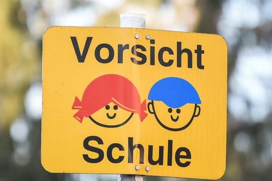 Die Kultusministerkonferenz hatte bei den Beratungen beschlossen, dass begleitet durch eine umfassende Test- und Impfstrategie so viel Präsenzunterricht wie möglich angeboten wird.