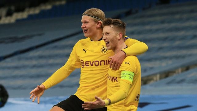 Die Dortmunder um Marco Reus (r) und Erling Haaland sind in der Bundesliga unter Druck. Die Dortmunder um Marco Reus (r) und Erling Haaland sind in der Bundesliga unter Druck.