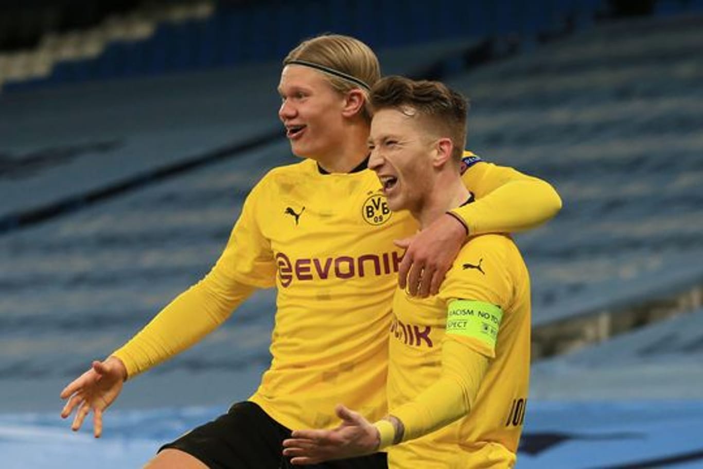 Die Dortmunder um Marco Reus (r) und Erling Haaland sind in der Bundesliga unter Druck.