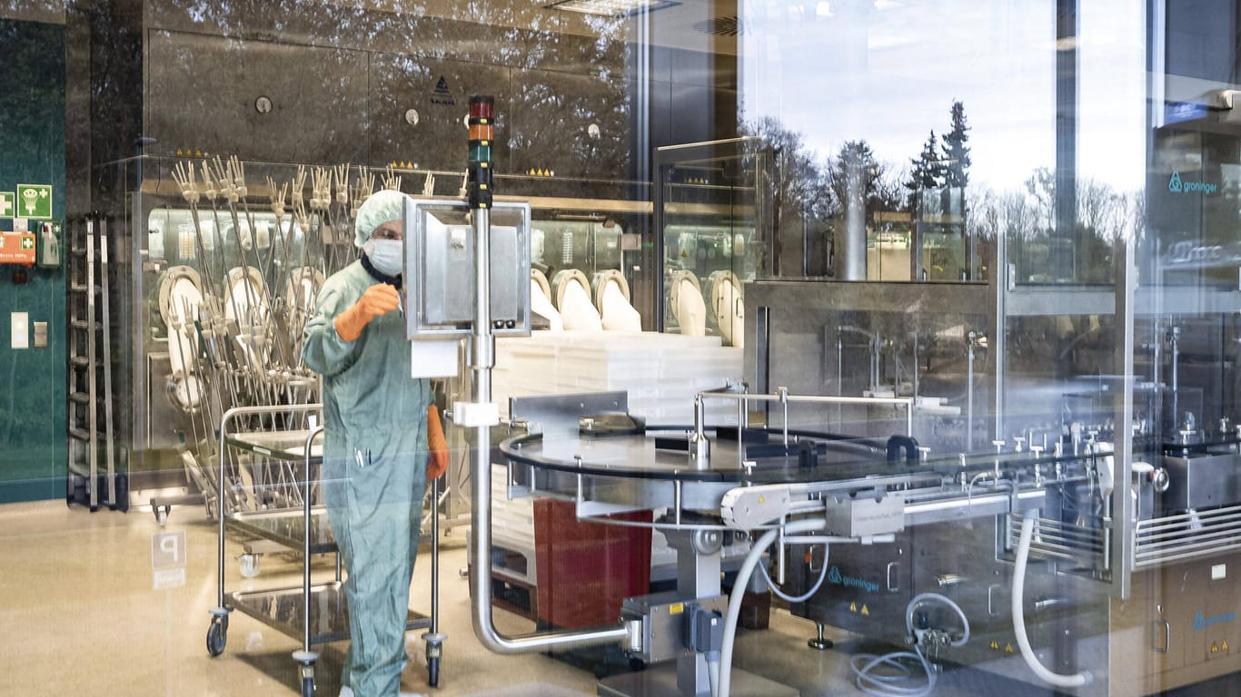Arbeit im Labor von IDT Biologika: In Dessau wird derzeit Johnson & Johnson abgefüllt, für die Produktion von Astrazeneca wird ein neues Werk gebaut.