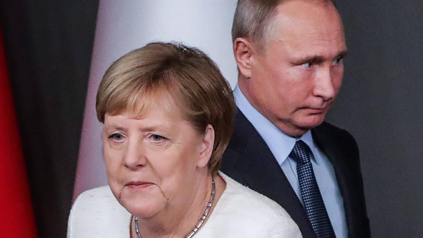 Angela Merkel (l) und Wladimir Putin im Oktober 2018: Russland und Deutschland wollen den Konflikt in der Ostukraine entschärfen. (Archivbild)