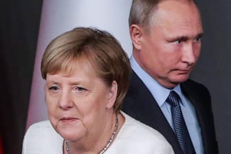 Angela Merkel (l) und Wladimir Putin im Oktober 2018: Russland und Deutschland wollen den Konflikt in der Ostukraine entschärfen. (Archivbild)