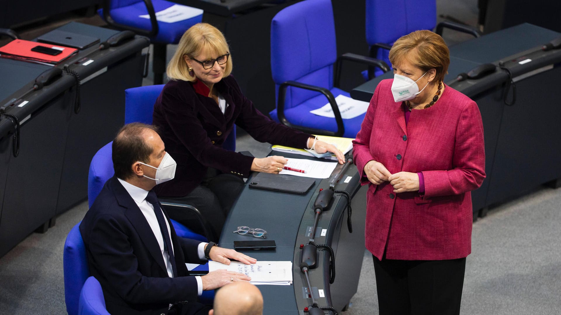 Kanzlerin Angela Merkel im Gespräch: Der Termin für die nächste Bund-Länder-Runde steht noch nicht fest. Kanzlerin Angela Merkel im Gespräch: Der Termin für die nächste Bund-Länder-Runde steht noch nicht fest.