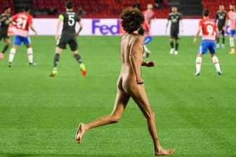 Spiel von Manchester United: Flitzer Olmo Garcia nackt auf dem Spielfeld.