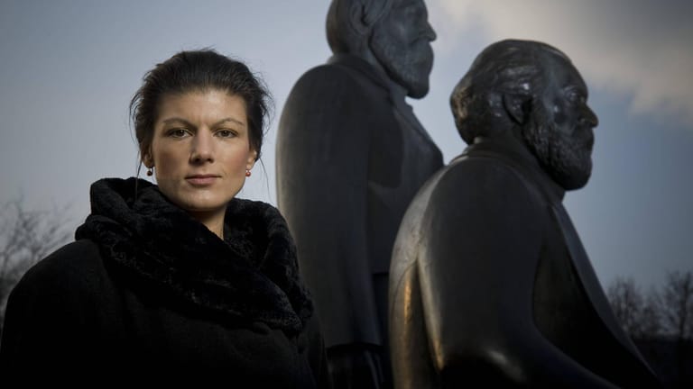 Sahra Wagenknecht am Marx-Engels-Denkmal in Berlin: Für ihr neues Buch wird sie in ihrer Partei heftig kritisiert. Hier ist ein Auszug daraus.