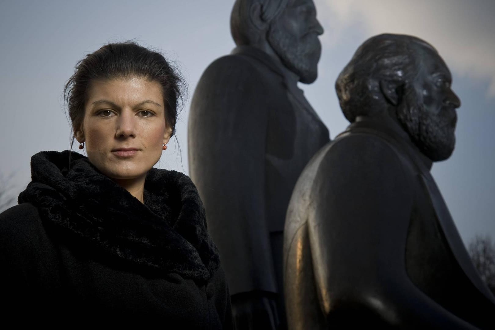 Sahra Wagenknecht am Marx-Engels-Denkmal in Berlin: Für ihr neues Buch wird sie in ihrer Partei heftig kritisiert. Hier ist ein Auszug daraus.