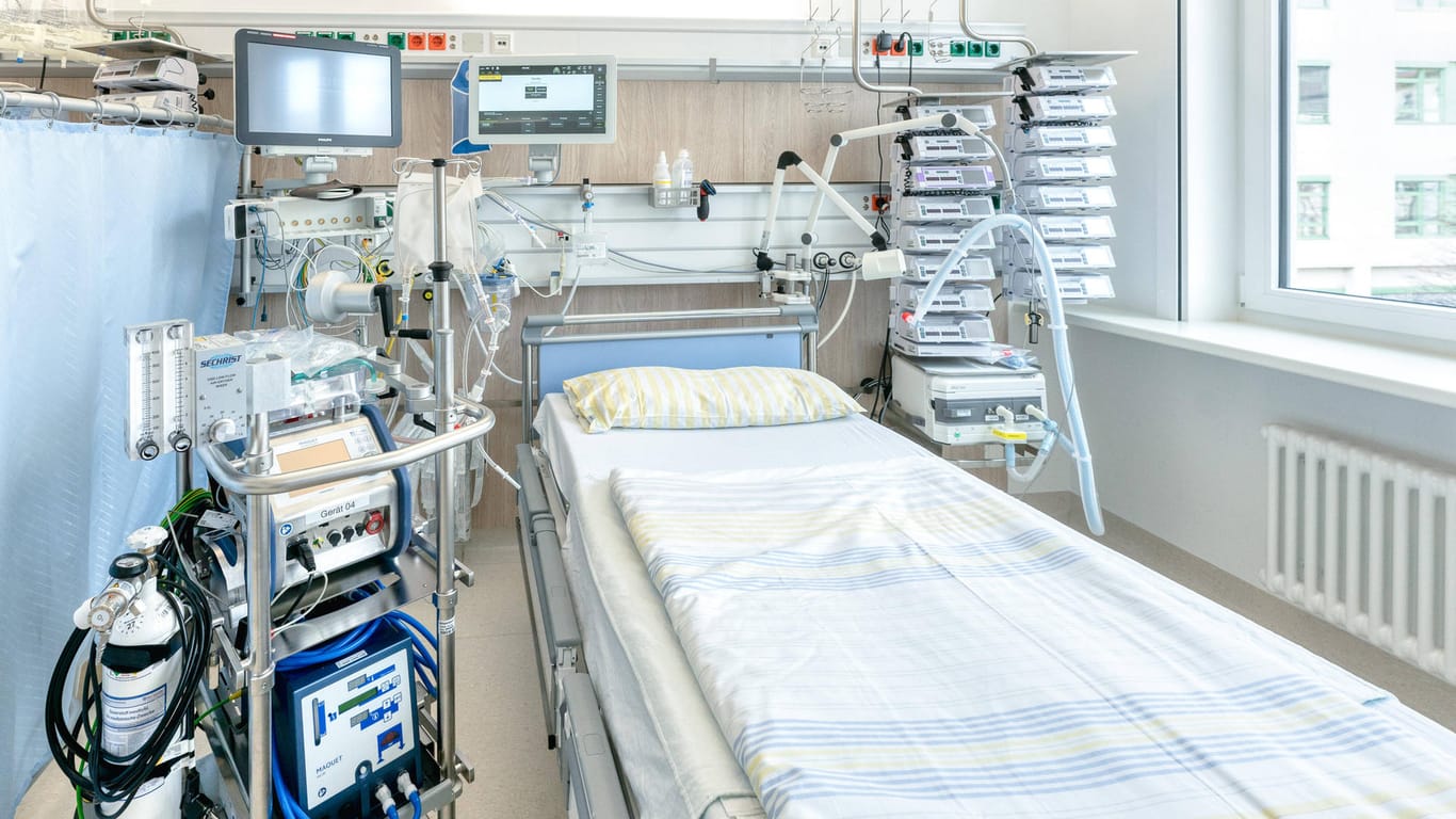 Freies Intensivbett am Uniklinikum Dresden: Seit Mitte März steigt die Zahl der Menschen, die auf Intensivstationen wegen einer Covid-Infektion behandelt werden, wieder kontinuierlich an.