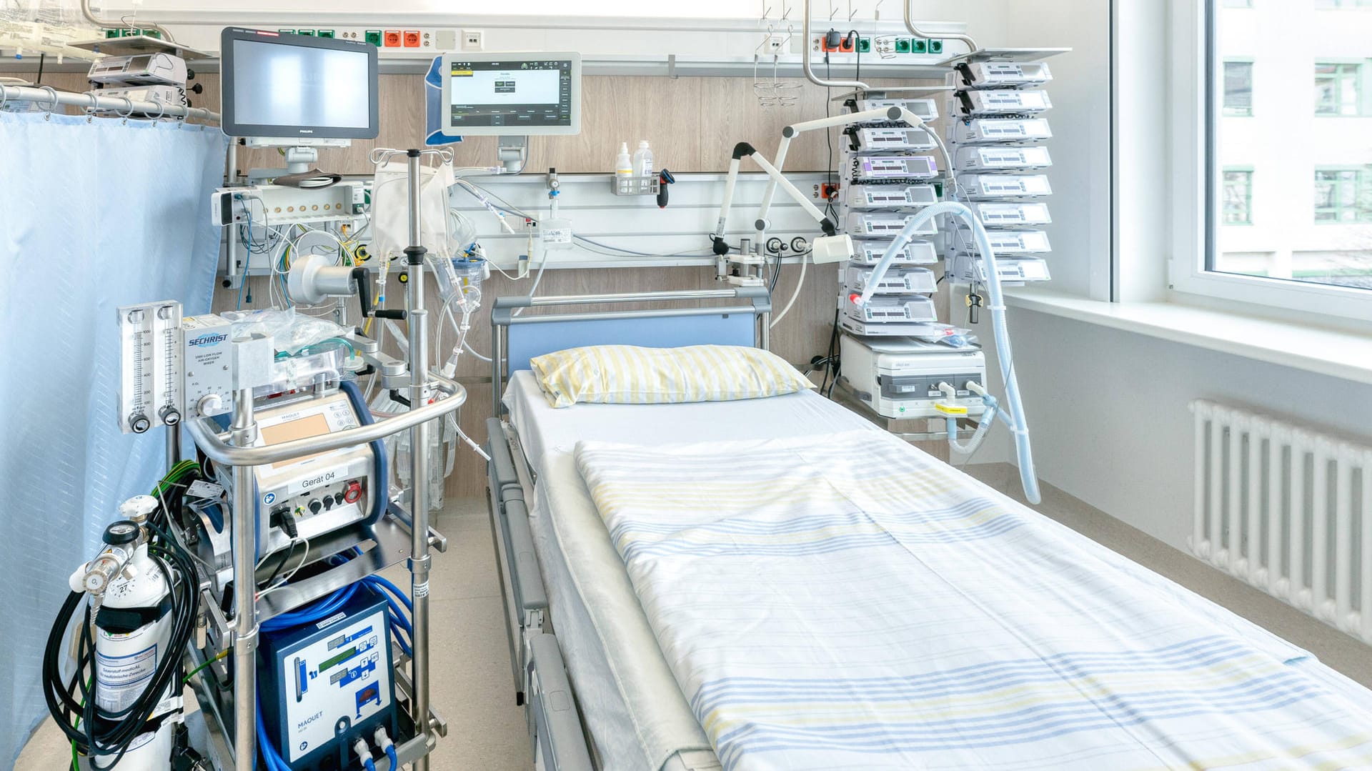 Freies Intensivbett am Uniklinikum Dresden: Seit Mitte März steigt die Zahl der Menschen, die auf Intensivstationen wegen einer Covid-Infektion behandelt werden, wieder kontinuierlich an. Freies Intensivbett am Uniklinikum Dresden: Seit Mitte März steigt die Zahl der Menschen, die auf Intensivstationen wegen einer Covid-Infektion behandelt werden, wieder kontinuierlich an.