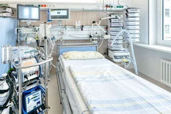 Freies Intensivbett am Uniklinikum Dresden: Seit Mitte März steigt die Zahl der Menschen, die auf Intensivstationen wegen einer Covid-Infektion behandelt werden, wieder kontinuierlich an.