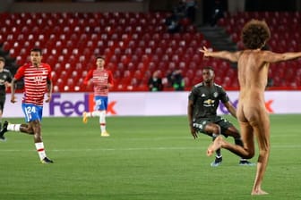 Nackte Tatsachen: Ein Flitzer beim Geister-Europa-League-Spiel FC Granada gegen Manchester United.