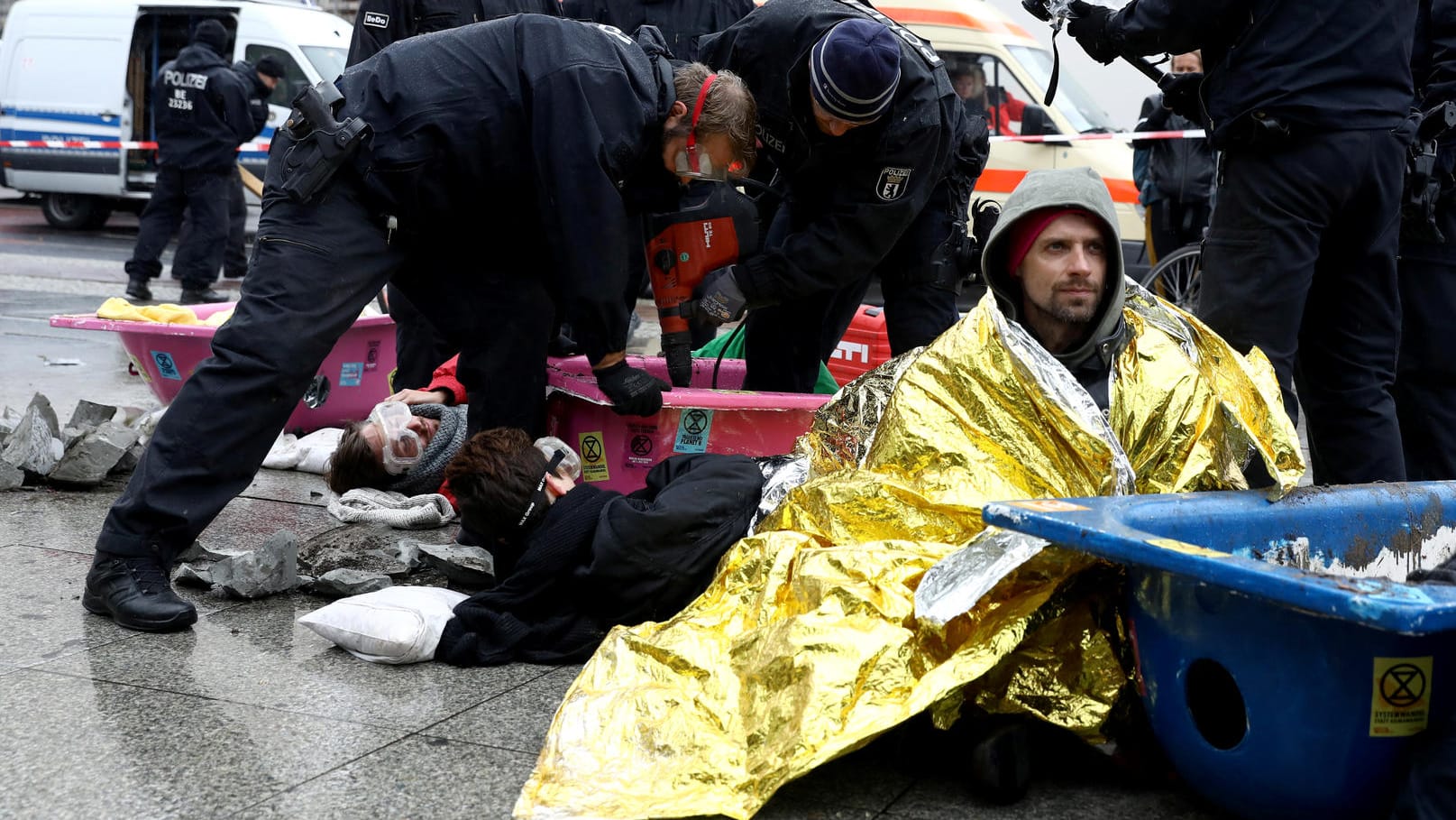 Polizisten räumen eine Extinction Rebellion-Blockade am Potsdamer Platz (Archivbild): Die Gründer der "Klimaunion" wollen auch Menschen ein Angebot machen, die solche Bilder nicht gut finden.