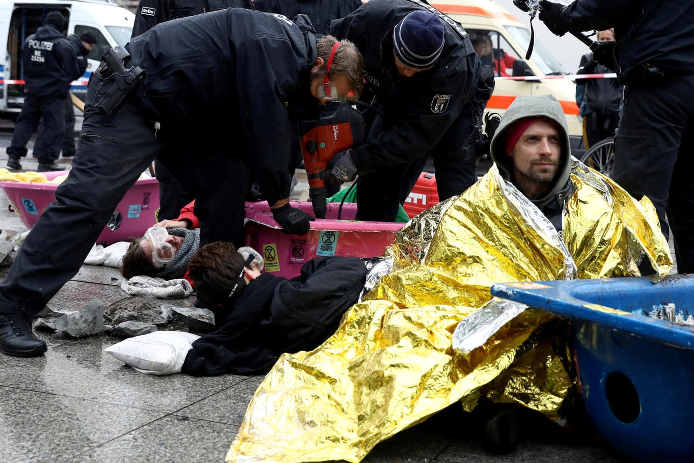 Polizisten räumen eine Extinction Rebellion-Blockade am Potsdamer Platz (Archivbild): Die Gründer der "Klimaunion" wollen auch Menschen ein Angebot machen, die solche Bilder nicht gut finden.