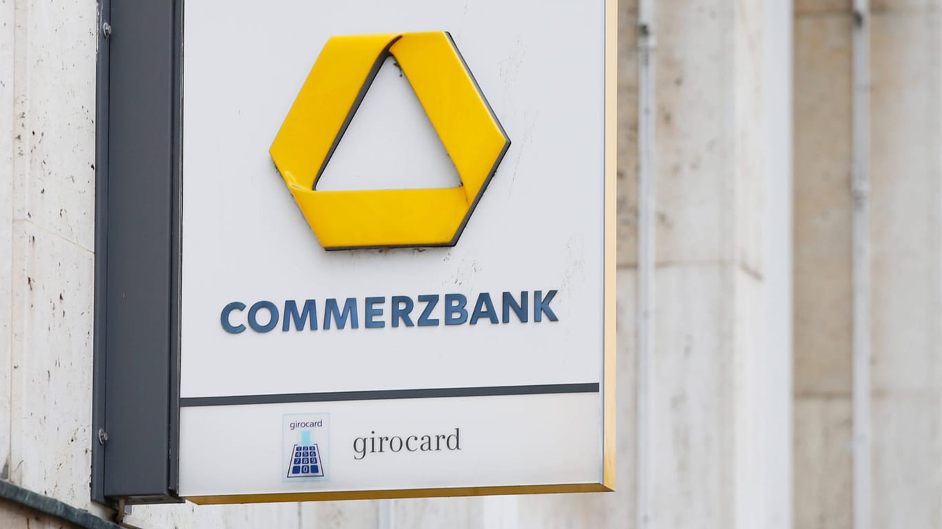 Das Logo der Commerzbank: Das Geldhaus erhebt bereits Strafzinsen auf hohe Kontoeinlagen.