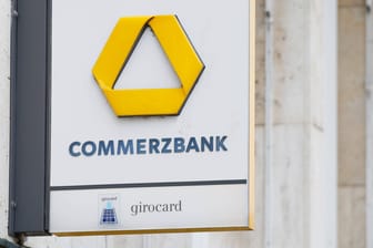 Das Logo der Commerzbank: Das Geldhaus erhebt bereits Strafzinsen auf hohe Kontoeinlagen.