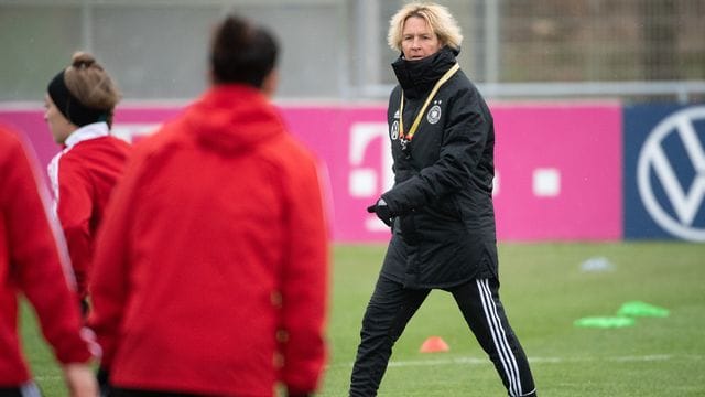 Testet mit Deutschlands Fußball-Frauen zweimal in Wiesbaden: Bundestrainerin Martina Voss-Tecklenburg (r). Testet mit Deutschlands Fußball-Frauen zweimal in Wiesbaden: Bundestrainerin Martina Voss-Tecklenburg (r).