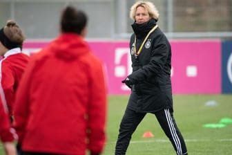 Testet mit Deutschlands Fußball-Frauen zweimal in Wiesbaden: Bundestrainerin Martina Voss-Tecklenburg (r).