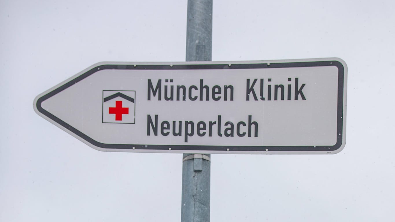Wegweiser zum Krankenhaus in München (Symbolbild): Der Chef plädiert für einen harten Lockdown.