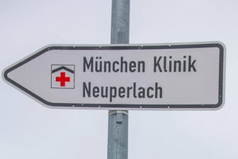 Wegweiser zum Krankenhaus in München (Symbolbild): Der Chef plädiert für einen harten Lockdown.