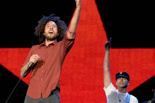 Die US-Band "Rage Against The Machine" mit dem Sänger Zack de la Rocha (l) und dem Gitarristen Tom Morello (2010).